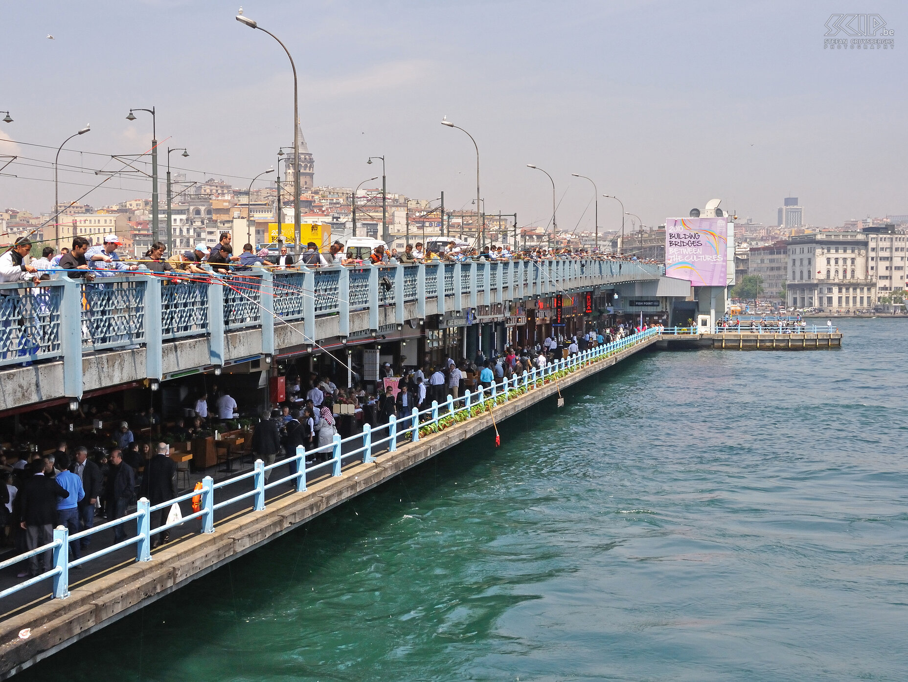 Istanbul - Galata brug Op de Galatabrug aan de zeelengte De Gouden Hoorn zijn vele vissers actief. Stefan Cruysberghs